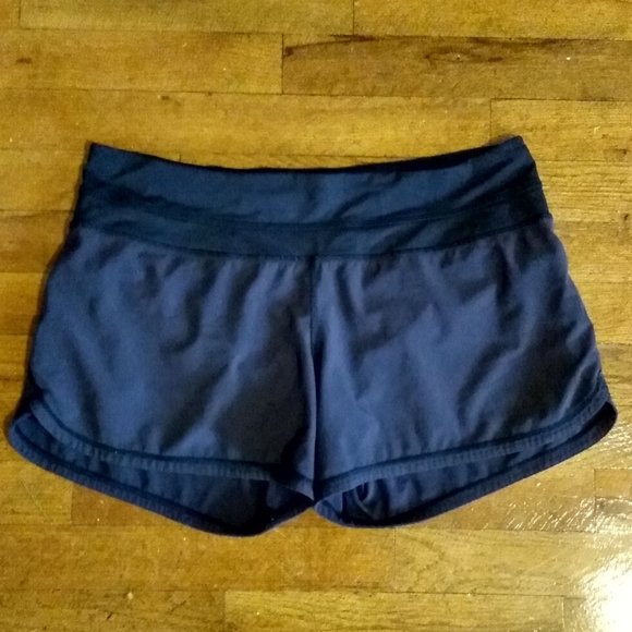 Black Lululemon Groovy Run Short - Picture 2 of 5